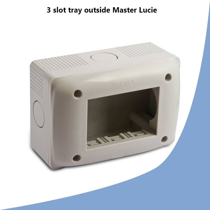 3 slot tray outside Master Lucie